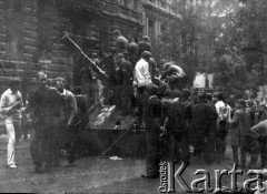 21.08.1968 Praga, Czechosłowacja.
Ulice miasta w dniach inwazji wojsk Układu Warszawskiego 21-28 sierpnia 1968, ludzie ogl1daj1 zniszczony czołg.
Fot. NN, zbiory Ośrodka KARTA, udostępniła Jadwiga Kujawska-Tenner
