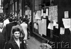 21.08.1968 Praga, Czechosłowacja.
Ulice miasta w dniach inwazji wojsk Układu Warszawskiego 21-28 sierpnia 1968, ludzie czytający plakaty rozwieszone na ścianach budynków.
Fot. NN, zbiory Ośrodka KARTA, udostępniła Jadwiga Kujawska-Tenner
21.08.1968 Praga, Czechosłowacja