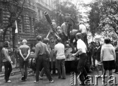 21.08.1968 Praga, Czechosłowacja.
Ulice miasta w dniach inwazji wojsk Układu Warszawskiego 21-28 sierpnia 1968, ludzie ogl1daj1cy rozbity czołg.
Fot. NN, zbiory Ośrodka KARTA, udostępniła Jadwiga Kujawska-Tenner
