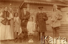 1916, leśniczówka Wygnanka, gubernia penzeńska [Penza], Rosja.
Przed leśniczówką stoją od lewej: Zofia Jackiewiczowa, Stanisława Kotkorowska, Stefania Jackiewiczówna, dziadek Juchniewicz, Aldona Jackiewiczówna, Antoni Jackiewicz [leśniczy], Władysław Kotkorowski.
Fot. NN, zbiory Ośrodka KARTA, udostępniła Aldona Jackiewicz

