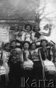 1938, Korolewce, pow. Mołodeczno, Wileńskie woj., Polska.
Dzieci białoruskie, uczniowie szkoły powszechnej, której kierowniczką była Stefania Jackiewicz.
Fot. NN, zbiory Ośrodka KARTA, udostępniła Aldona Jackiewicz

