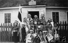 1938, Korolewce, pow. Mołodeczno, Wileńskie woj., Polska.
Dzieci białoruskie, uczniowie szkoły powszechnej, której kierowniczką była Stefania Jackiewicz.
Fot. NN, zbiory Ośrodka KARTA, udostępniła Aldona Jackiewicz


