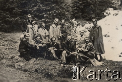 1947, Zakopane, Polska..
Uczniowie Liceum Pedagogicznego z Giżycka na wycieczce, na zdjęciu m.in. nauczyciele Aldona Jackiewicz (stoi druga od prawej) oraz Wincenty Dworzańczyk - siedzi drugi od lewej.
Fot. NN, zbiory Ośrodka KARTA, udostępniła Aldona Jackiewicz

