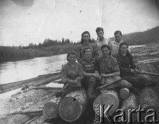 1951, Skałka Lasa lub Pilszja, Pimia (?), Krasnojarski Kraj, ZSRR.
Grupa zesłańców, m.in. Weronika Boguszewicz Mirowska, wywieziona z powiatu oszmiańskiego.
Fot. NN, zbiory Ośrodka Karta, przekazała Danuta Miłobędzka

