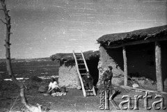 20.03.1942, Maukent, Kazachstan, ZSRR.
Kirgizi przed domem.
Fot. Zygmunt Klemensiewicz, zbiory Ośrodka KARTA [sygn. A 23]

