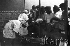 Wrzesień 1942, Teheran, Iran.
Obóz Cywilny nr 1 dla ludności polskiej ewakuowanej z ZSRR. wraz z żołnierzami II Korpusu Polskiego, wydawanie posiłków w kuchni.
Fot. Zygmunt Klemensiewicz, zbiory Ośrodka KARTA [sygn. B 14]

