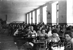 3.04.1943, Teheran, Iran.
Obóz Cywilny nr 1 dla ludności polskiej ewakuowanej z ZSRR. wraz z żołnierzami II Korpusu Polskiego, szwalnia.
Fot. Zygmunt Klemensiewicz, zbiory Ośrodka KARTA [sygn. B 18]

