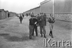 28.02.1943, Teheran, Iran.
Obóz Cywilny nr 1 dla ludności polskiej ewakuowanej z ZSRR. wraz z żołnierzami II Korpusu Polskiego, grupa chłopców.
Fot. Zygmunt Klemensiewicz, zbiory Ośrodka KARTA [sygn. B 20]

