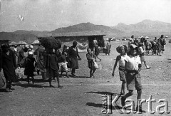 Wrzesień 1942, Teheran, Iran.
Obóz Cywilny nr 1 dla ludności polskiej ewakuowanej z ZSRR. wraz z żołnierzami II Korpusu Polskiego, przyjazd nowej grupy uchodźców.
Fot. Zygmunt Klemensiewicz, zbiory Ośrodka KARTA [sygn. B 25]

