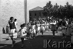 24.06.1943, Teheran, Iran.
Obóz Cywilny nr 1 dla ludności polskiej ewakuowanej z ZSRR. wraz z żołnierzami II Korpusu Polskiego. Procesja Bożego Ciała.
Fot. Zygmunt Klemensiewicz, zbiory Ośrodka KARTA [sygn. B 40]


