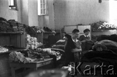 Listopad 1943, Teheran, Iran.
Obóz Cywilny nr 2 dla ludności polskiej ewakuowanej z ZSRR. wraz z żołnierzami II Korpusu Polskiego, magazyn z odzieżą.
Fot. Zygmunt Klemensiewicz, zbiory Ośrodka KARTA [sygn. B 45]

