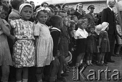 1.05.1943, Teheran, Iran.
Obóz Cywilny nr 2 dla ludności polskiej ewakuowanej z ZSRR. wraz z żołnierzami II Korpusu Polskiego; wizyta ministra Stańczyka, najmłodsza publiczność podczas przedstawienia.
Fot. Zygmunt Klemensiewicz, zbiory Ośrodka KARTA [sygn. B 50]


