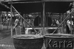 8.05.1943, Teheran, Iran.
Obóz Cywilny nr 3 dla ludności polskiej ewakuowanej z ZSRR. wraz z żołnierzami II Korpusu Polskiego, kuchnia.
Fot. Zygmunt Klemensiewicz, zbiory Ośrodka KARTA [sygn. B 60]

