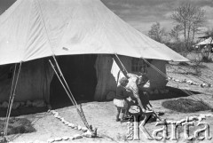 15.04.1943, Teheran, Iran.
Obóz Cywilny nr 3 dla ludności polskiej ewakuowanej z ZSRR. wraz z żołnierzami II Korpusu Polskiego,  toaleta dzieci przed namiotem.
Fot. Zygmunt Klemensiewicz, zbiory Ośrodka KARTA [sygn. B 62]

