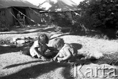 14.08.1943, Teheran, Iran.
Obóz Cywilny nr 3 dla ludności polskiej ewakuowanej z ZSRR. wraz z żołnierzami II Korpusu Polskiego, dzieci bawiące się w aryku.
Fot. Zygmunt Klemensiewicz, zbiory Ośrodka KARTA [sygn. B 65]

