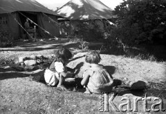 14.08.1943, Teheran, Iran.
Obóz Cywilny nr 3 dla ludności polskiej ewakuowanej z ZSRR. wraz z żołnierzami II Korpusu Polskiego, dzieci bawiące się w aryku.
Fot. Zygmunt Klemensiewicz, zbiory Ośrodka KARTA [sygn. 65a]


