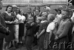 8.05.1943, Teheran, Iran.
Mieszkańcy obozu nr 3 dla ludności polskiej ewakuowanej z ZSRR. wraz z żołnierzami II Korpusu Polskiego. 
Fot. Zygmunt Klemensiewicz, zbiory Ośrodka KARTA [sygn. B 71]

