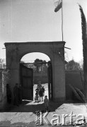 Wrzesień 1942, Teheran, Iran.
Obóz Cywilny nr 5 dla ludności polskiej ewakuowanej z ZSRR. wraz z żołnierzami II Korpusu Polskiego, brama wjazdowa.
Fot. Zygmunt Klemensiewicz, zbiory Ośrodka KARTA [sygn. B 87]


