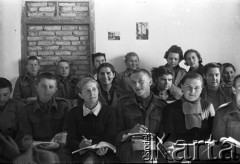 24.01.1943, Teheran, Iran.
Obóz Cywilny nr 2 dla ludności polskiej ewakuowanej z ZSRR. wraz z żołnierzami II Korpusu Polskiego,  uczniowie II klasy liceum.
Fot. Zygmunt Klemensiewicz, zbiory Ośrodka KARTA [sygn. B 105]

