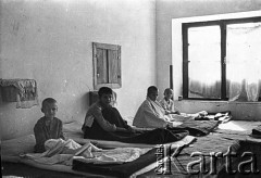 Październik 1942, Teheran, Iran.
Obóz Cywilny nr 2 dla ludności polskiej ewakuowanej z ZSRR. wraz z żołnierzami II Korpusu Polskiego, izba chorych w szpitalu.
Fot. Zygmunt Klemensiewicz, zbiory Ośrodka KARTA [sygn. B 122]

