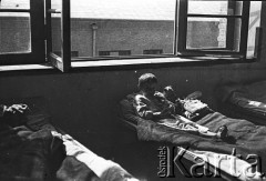 Październik 1942, Teheran, Iran.
Obóz Cywilny nr 2 dla ludności polskiej ewakuowanej z ZSRR. wraz z żołnierzami II Korpusu Polskiego , izba chorych w szpitalu.
Fot. Zygmunt Klemensiewicz, zbiory Ośrodka KARTA [sygn. B 123]

