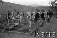 01.11.1942, Teheran, Iran.
Harcerze trzymający wartę honorową przy grobach na polskim cmentarzu w Zaduszki.
Fot. Zygmunt Klemensiewicz, zbiory Ośrodka KARTA [B 181]

