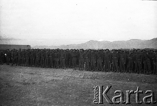 01.11.1942, Teheran, Iran.
Żołnierze II Korpusu Polskiego podczas mszy polowej na polskim cmentarzu w Zaduszki.
Fot. Zygmunt Klemensiewicz, zbiory Ośrodka KARTA [B 182]


