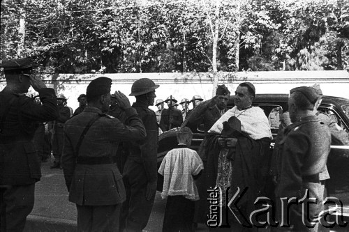 02.11.1942, Teheran, Iran.
Oficerowie i żołnierze II Korpusu Polskiego witają Delegata Apostolskiego, Arcybiskupa Marinę przed wejściem do włoskiego kościoła. 
Fot. Zygmunt Klemensiewicz, zbiory Ośrodka KARTA [B 186]

