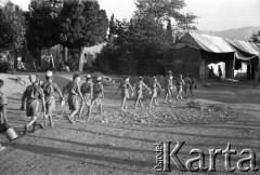 14.08.1943, Teheran, Iran.
Obóz Cywilny nr 3. Harcerze w marszu na kolację.
Fot. Zygmunt Klemensiewicz, zbiory Ośrodka KARTA [B 204]

