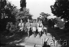 14.08.1943, Teheran, Iran.
Obóz Cywilny nr 3. Harcerze w marszu na kolację.
Fot. Zygmunt Klemensiewicz, zbiory Ośrodka KARTA [B 207]


