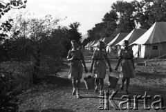 14.08.1943, Teheran, Iran.
Obóz harcerski w Obozie Cywilnym nr 3. Trzy harcerki z wiadrami.
Fot. Zygmunt Klemensiewicz, zbiory Ośrodka KARTA [B 214]

