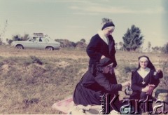 1976-1977, Argentyna.
Polskie siostry zmartwychwstanki - Maria Marta Sierocińska, Florentina Wilczek, Maria Regina Kopczyńska w drodze do Polskiej Misji Katolickiej w Chaco. 
Fot. NN, zbiory Zgromadzenia Sióstr Zmartwychwstania Pańskiego w Buenos Aires, reprodukcje cyfrowe w  Bibliotece Polskiej im. Ignacego Domeyki w Buenos Aires (Biblioteca Polaca Ignacio Domeyko) i w Ośrodku KARTA w Warszawie