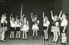 6.11.1965, Lanus, prowincja Buenos Aires, Argentyna.
Zakończenie roku w przedszkolu prowadzonym przez polskie siostry zmartwychwstanki. Przedstawienie dzieci polskich emigrantów w strojach ludowych. 
Fot. NN, zbiory Zgromadzenia Sióstr Zmartwychwstania Pańskiego w Buenos Aires, reprodukcje cyfrowe w  Bibliotece Polskiej im. Ignacego Domeyki w Buenos Aires (Biblioteca Polaca Ignacio Domeyko) i w Ośrodku KARTA w Warszawie
