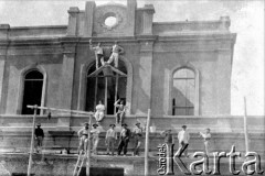 1912, Comodoro Rivadavia, prowincja Chubut, Argentyna.
Budowa stacji kolejowej. 
Fot. NN, zbiory Museo Ferroportuario w Comodoro Rivadavia, reprodukcje cyfrowe w  Bibliotece Polskiej im. Ignacego Domeyki w Buenos Aires (Biblioteca Polaca Ignacio Domeyko) i w Ośrodku KARTA w Warszawie