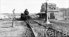 Początek XX wieku, Comodoro Rivadavia, prowincja Chubut, Argentyna.
Stacja kolejowa.
Fot. NN, zbiory Museo Ferroportuario w Comodoro Rivadavia, reprodukcje cyfrowe w  Bibliotece Polskiej im. Ignacego Domeyki w Buenos Aires (Biblioteca Polaca Ignacio Domeyko) i w Ośrodku KARTA w Warszawie