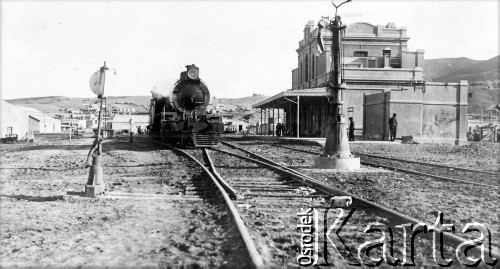 Początek XX wieku, Comodoro Rivadavia, prowincja Chubut, Argentyna.
Stacja kolejowa.
Fot. NN, zbiory Museo Ferroportuario w Comodoro Rivadavia, reprodukcje cyfrowe w  Bibliotece Polskiej im. Ignacego Domeyki w Buenos Aires (Biblioteca Polaca Ignacio Domeyko) i w Ośrodku KARTA w Warszawie