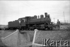 Początek XX wieku, Comodoro Rivadavia, prowincja Chubut, Argentyna.
Lokomotywa na wiadukcie kolejowym. 
Fot. NN, zbiory Museo Ferroportuario w Comodoro Rivadavia, reprodukcje cyfrowe w  Bibliotece Polskiej im. Ignacego Domeyki w Buenos Aires (Biblioteca Polaca Ignacio Domeyko) i w Ośrodku KARTA w Warszawie