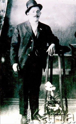 Początek XX wieku, Argentyna.
Inżynier Jose Carrozzi.
Fot. NN, zbiory Museo Ferroportuario w Comodoro Rivadavia, reprodukcje cyfrowe w  Bibliotece Polskiej im. Ignacego Domeyki w Buenos Aires (Biblioteca Polaca Ignacio Domeyko) i w Ośrodku KARTA w Warszawie