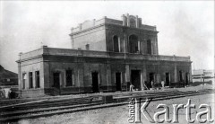 Początek XX wieku, Comodoro Rivadavia, prowincja Chubut, Argentyna.
Stacja kolejowa.
Fot. NN, zbiory Museo Ferroportuario w Comodoro Rivadavia, reprodukcje cyfrowe w  Bibliotece Polskiej im. Ignacego Domeyki w Buenos Aires (Biblioteca Polaca Ignacio Domeyko) i w Ośrodku KARTA w Warszawie