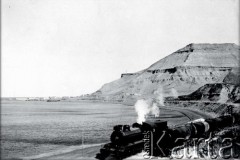 1920, okolice Comodoro Rivadavia, prowincja Chubut, Argentyna.
Pociąg przy Oceanie Atlantyckim. 
Fot. NN, zbiory Museo Ferroportuario w Comodoro Rivadavia, reprodukcje cyfrowe w  Bibliotece Polskiej im. Ignacego Domeyki w Buenos Aires (Biblioteca Polaca Ignacio Domeyko) i w Ośrodku KARTA w Warszawie