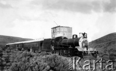 Początek XX wieku, okolice Comodoro Rivadavia, prowincja Chubut, Argentyna.
Pociąg.
Fot. NN, zbiory Museo Ferroportuario w Comodoro Rivadavia, reprodukcje cyfrowe w  Bibliotece Polskiej im. Ignacego Domeyki w Buenos Aires (Biblioteca Polaca Ignacio Domeyko) i w Ośrodku KARTA w Warszawie