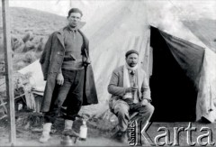 1927, okolice Comodoro Rivadavia, prowincja Chubut, Argentyna.
Pracownicy kolei.
Fot. NN, zbiory Museo Ferroportuario w Comodoro Rivadavia, reprodukcje cyfrowe w  Bibliotece Polskiej im. Ignacego Domeyki w Buenos Aires (Biblioteca Polaca Ignacio Domeyko) i w Ośrodku KARTA w Warszawie