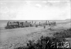 Listopad 1928, Comodoro Rivadavia, prowincja Chubut, Argentyna.
Pociąg załadowany piaskiem. 
Fot. NN, zbiory Museo Ferroportuario w Comodoro Rivadavia, reprodukcje cyfrowe w  Bibliotece Polskiej im. Ignacego Domeyki w Buenos Aires (Biblioteca Polaca Ignacio Domeyko) i w Ośrodku KARTA w Warszawie