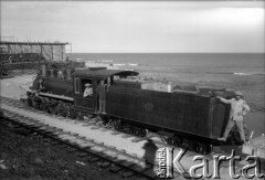 26.04.1928, Comodoro Rivadavia, prowincja Chubut, Argentyna.
Lokomotywa. 
Fot. NN, zbiory Museo Ferroportuario w Comodoro Rivadavia, reprodukcje cyfrowe w  Bibliotece Polskiej im. Ignacego Domeyki w Buenos Aires (Biblioteca Polaca Ignacio Domeyko) i w Ośrodku KARTA w Warszawie