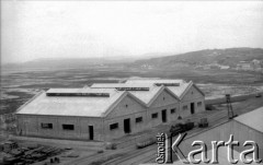 1928, Comodoro Rivadavia, prowincja Chubut, Argentyna.
Magazyn przy torach kolejowych.
Fot. NN, zbiory Museo Ferroportuario w Comodoro Rivadavia, reprodukcje cyfrowe w  Bibliotece Polskiej im. Ignacego Domeyki w Buenos Aires (Biblioteca Polaca Ignacio Domeyko) i w Ośrodku KARTA w Warszawie