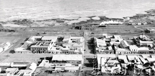 Lata 20., Comodoro Rivadavia, prowincja Chubut, Argentyna.
Widok na miasto.
Fot. NN, zbiory Museo Ferroportuario w Comodoro Rivadavia, reprodukcje cyfrowe w  Bibliotece Polskiej im. Ignacego Domeyki w Buenos Aires (Biblioteca Polaca Ignacio Domeyko) i w Ośrodku KARTA w Warszawie