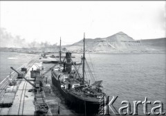 Brak daty, Comodoro Rivadavia, prowincja Chubut, Argentyna.
Statek w porcie.
Fot. NN, zbiory Museo Ferroportuario w Comodoro Rivadavia, reprodukcje cyfrowe w  Bibliotece Polskiej im. Ignacego Domeyki w Buenos Aires (Biblioteca Polaca Ignacio Domeyko) i w Ośrodku KARTA w Warszawie