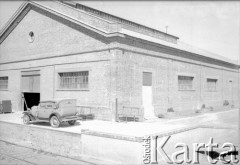 Luty 1936, Comodoro Rivadavia, prowincja Chubut, Argentyna.
Magazyn.
Fot. NN, zbiory Museo Ferroportuario w Comodoro Rivadavia, reprodukcje cyfrowe w  Bibliotece Polskiej im. Ignacego Domeyki w Buenos Aires (Biblioteca Polaca Ignacio Domeyko) i w Ośrodku KARTA w Warszawie