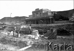 Sierpień 1936, Comodoro Rivadavia, prowincja Chubut, Argentyna.
Robotnicy przy stacji kolejowej.
Fot. NN, zbiory Museo Ferroportuario w Comodoro Rivadavia, reprodukcje cyfrowe w  Bibliotece Polskiej im. Ignacego Domeyki w Buenos Aires (Biblioteca Polaca Ignacio Domeyko) i w Ośrodku KARTA w Warszawie