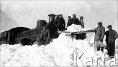 Początek XX wieku, okolice Comodoro Rivadavia, prowincja Chubut, Argentyna.
Lokomotywa w zaspie śnieżnej.
Fot. NN, zbiory Museo Ferroportuario w Comodoro Rivadavia, reprodukcje cyfrowe w  Bibliotece Polskiej im. Ignacego Domeyki w Buenos Aires (Biblioteca Polaca Ignacio Domeyko) i w Ośrodku KARTA w Warszawie